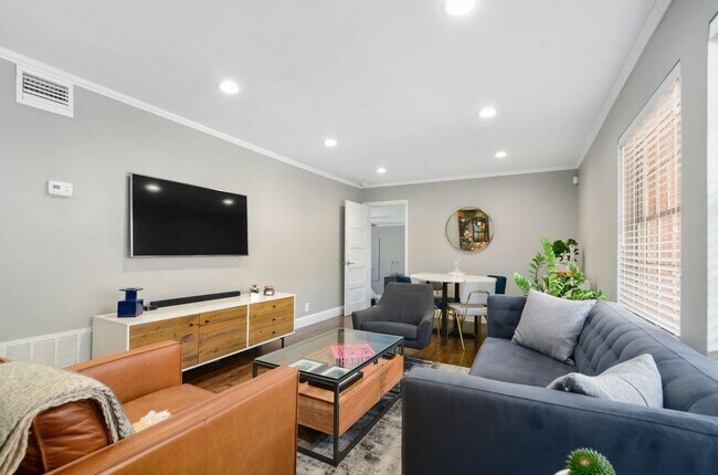 Building Photo - 2/2 condo downtown-Walk to Lake Eola