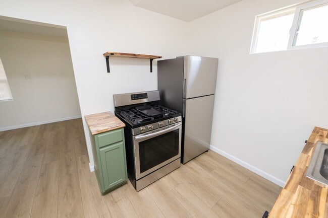 Building Photo - Detached One Bedroom - One Bath ADU (available now $2,195 a month)