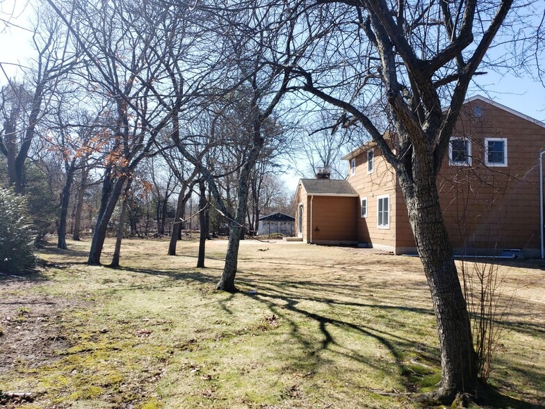 Building Photo - 34 Old East Neck Rd
