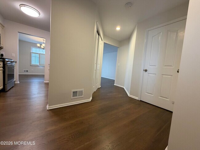 Building Photo - 606 Bay Ave