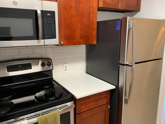 Building Photo - 223 Fanshaw F