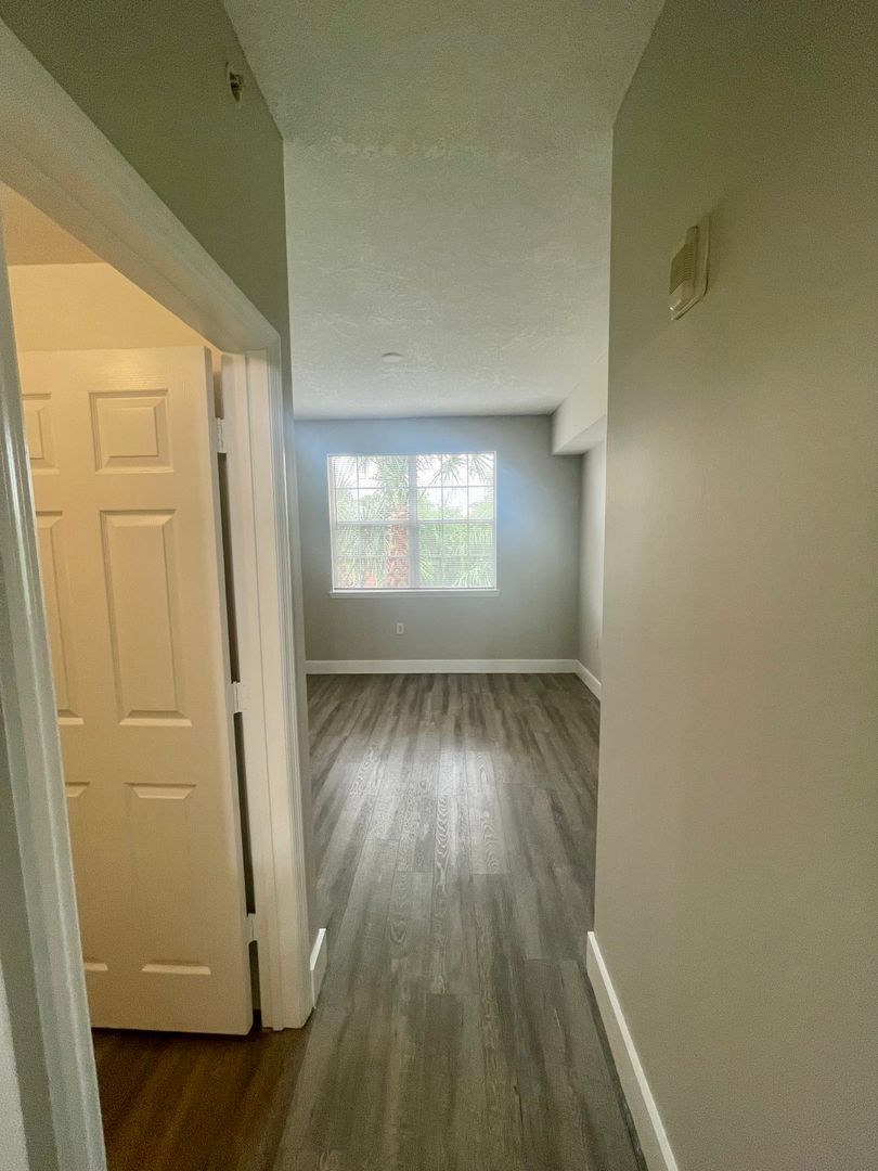 Building Photo - 1 Bedroom / 1 Bath Condo in Gated Community.