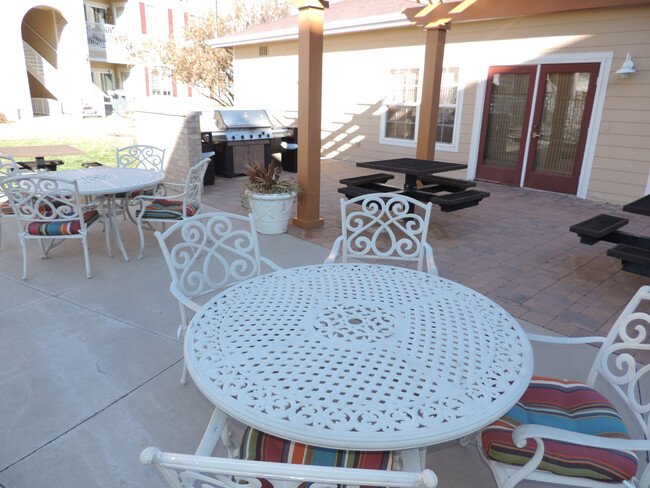 Building Photo - Englewood 2 Bedroom, 2 Bath Condo (Availab...