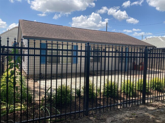 Building Photo - 1339 Idylwild St