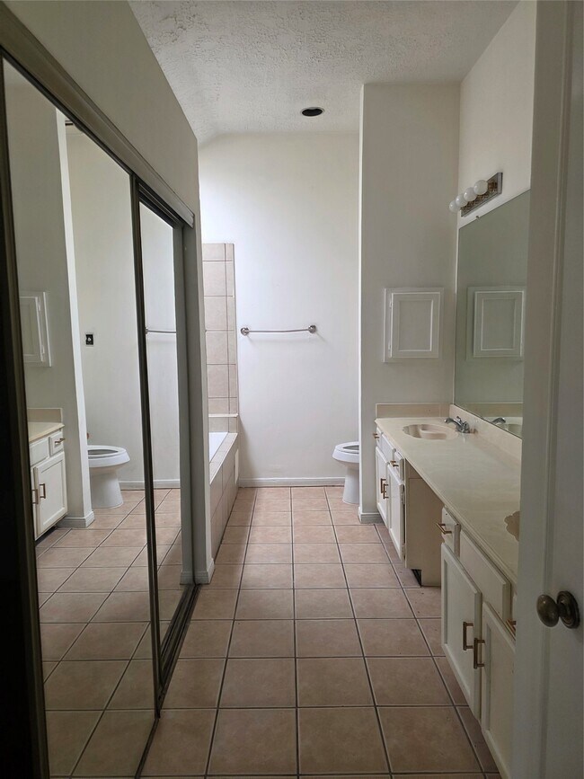 Building Photo - 7803 La Rochelle Cir