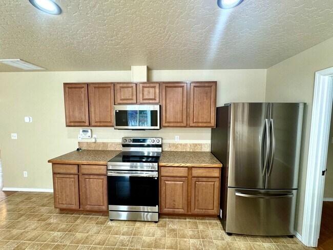 Building Photo - Spacious 5-Bedroom Home with 3-Car Garage in Nampa