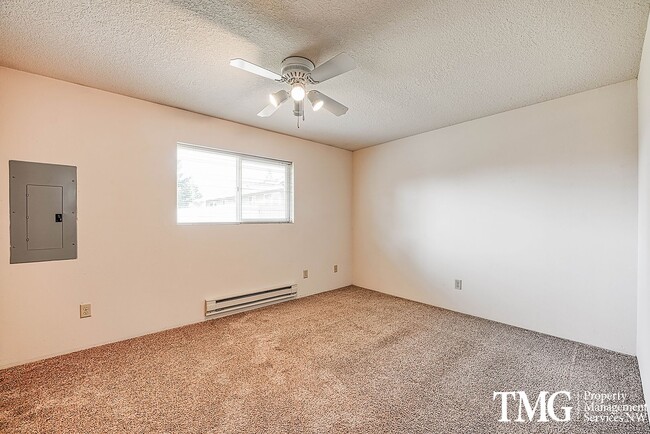 Building Photo - Classically Cute 2 Bed 1 Bath Duplex in Washougal