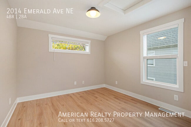 Building Photo - 2014 Emerald Ave NE