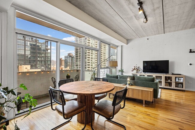 Building Photo - 630 N Franklin St