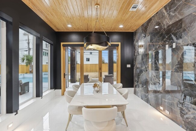 Building Photo - 3902 Charleston St