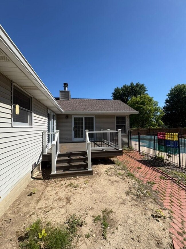 Building Photo - Single Family Home in Germantown Hills with Pool 3 BR / 4BA
