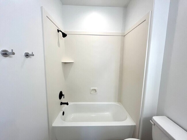 Building Photo - Townhome in Woodland Estates - Pool Access
