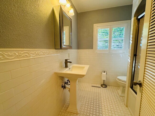 Building Photo - Charming 2 Bed, 2 Bath Home near UOP