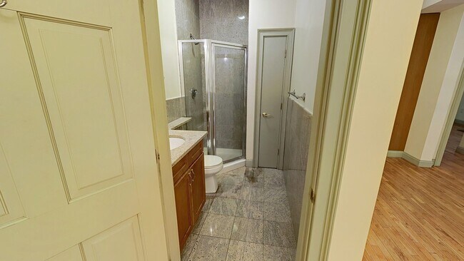Building Photo - Large Unit on Newbury St, In-Unit Washer and Dryer, Eat-in Kitchen, All Large Bedrooms, Desirable...