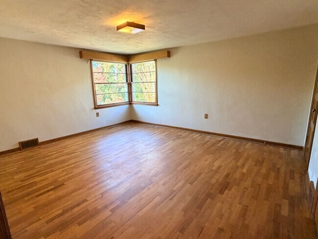 Building Photo - Located in the Historic District! 3+ beds,...