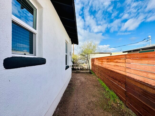 Building Photo - 1/2 Off First Full Month's Rent! Renovated...