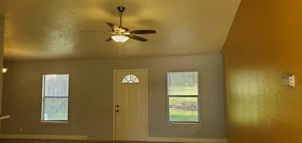 Building Photo - 5859 Sun Farm