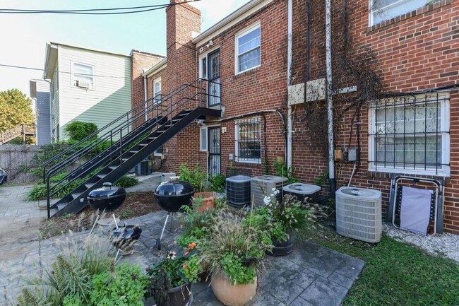 Building Photo - Bright and Beautiful Hill East Condo! Park...