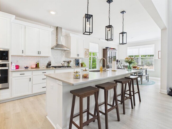 Building Photo - Stunning 5 Bedroom 4.5 Bathroom Located in...