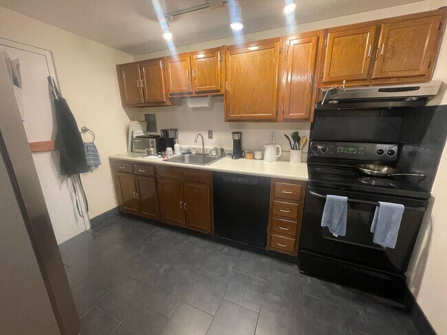 Building Photo - 6/1 Spacious 2BR condo on Brighton/Brookline line