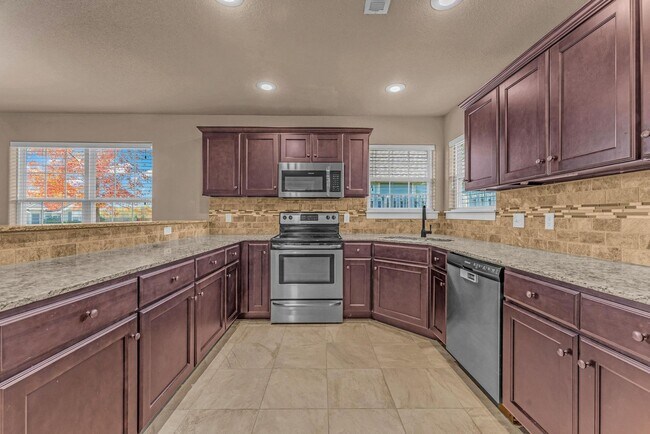 Building Photo - Beautiful 3-Bedroom Home with Open Layout & Fenced Backyard!