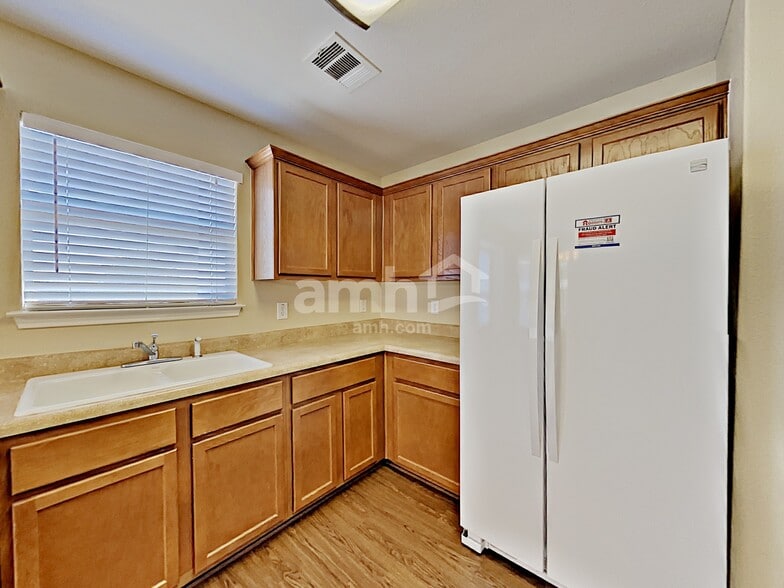 Building Photo - 10002 Cactus Vly