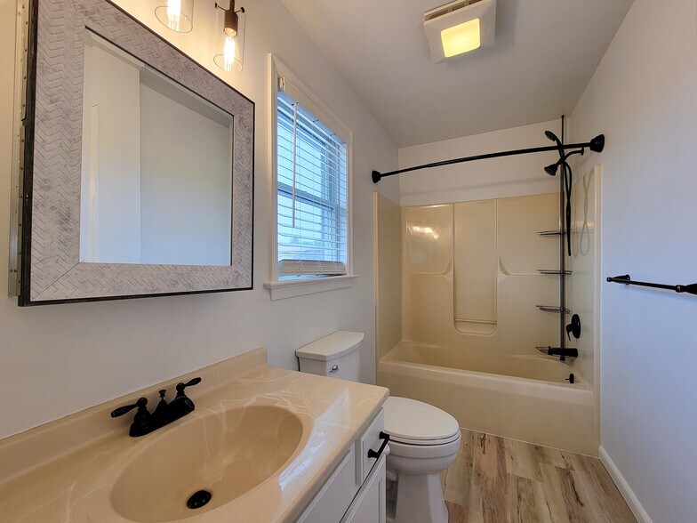 Building Photo - 390 Acorn Cir