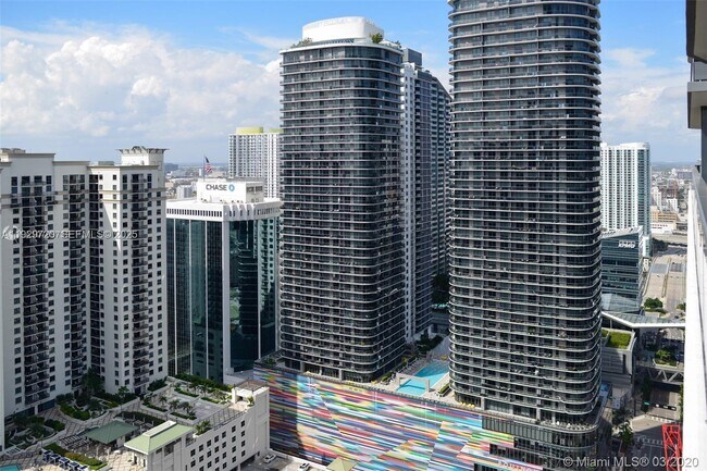 Building Photo - 1000 Brickell Plaza