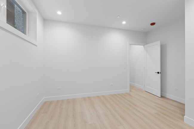 Building Photo - 904 W Dakin St