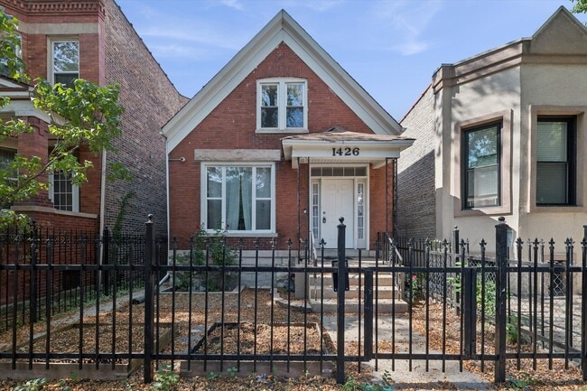 Primary Photo - 1426 N Avers Ave