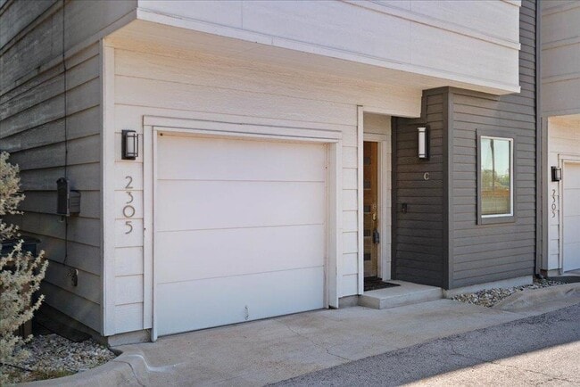 Building Photo - 2305 Coronado St