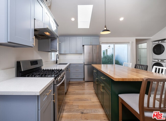 Building Photo - 6461 Whitman Ave