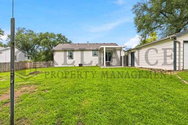 Building Photo - 516 N Lakeside Dr