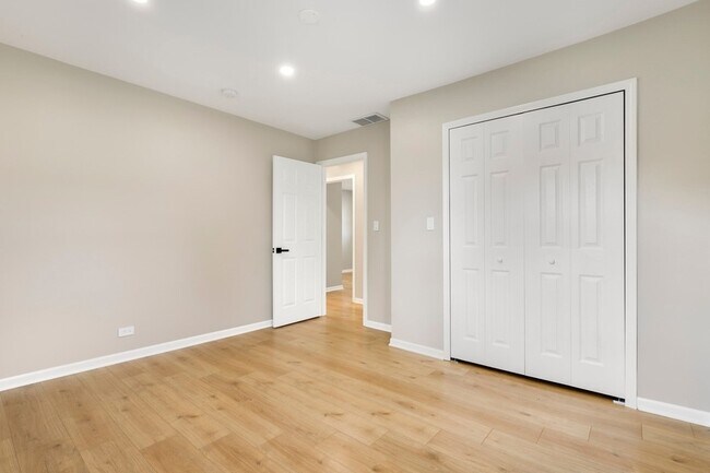 Building Photo - 19W719 W Holtz Ave