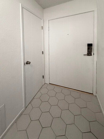 Entryway - 8530 Holloway Dr