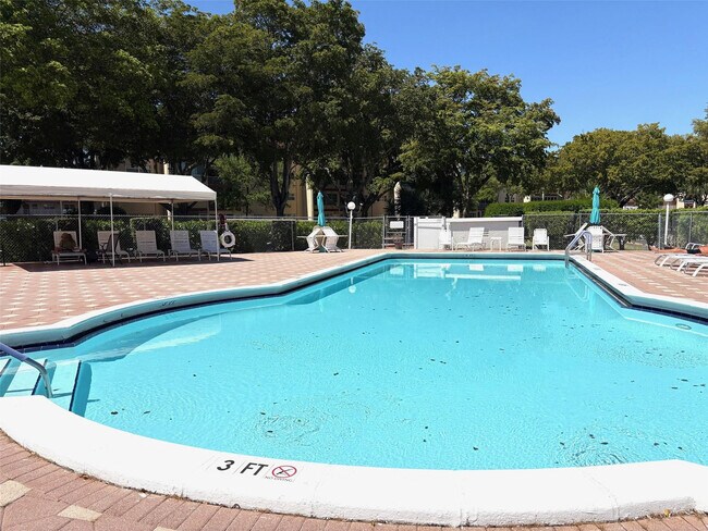 Building Photo - 1055 Country Club Dr