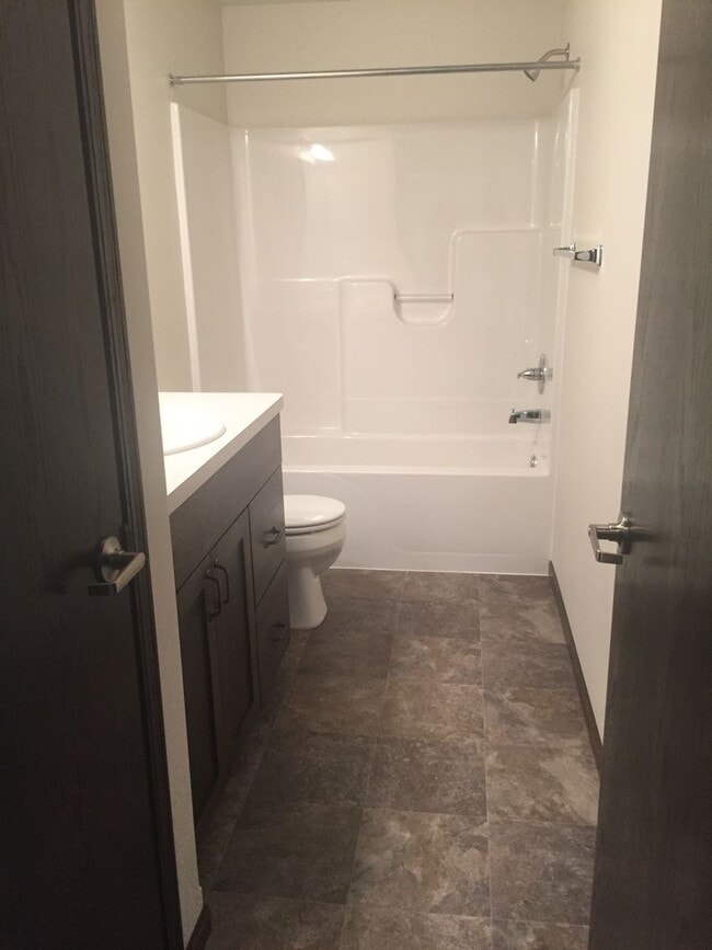 Building Photo - 3 Bed 2 Bath Twin Home