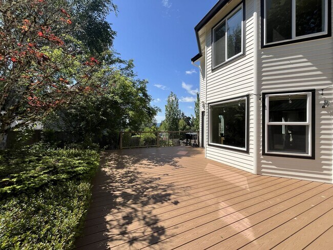 Building Photo - Stunning Bull Mountain Home with Gourmet Kitchen & Luxurious Primary Suite Retreat