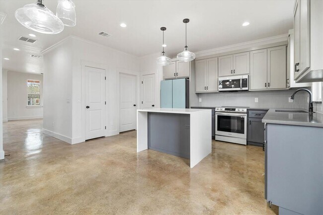 Building Photo - 114 Shady Bluff Dr