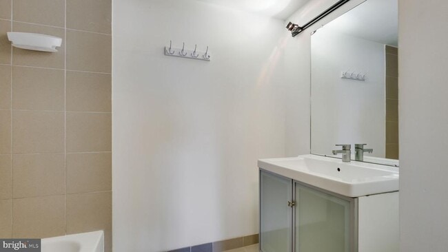 Building Photo - 444 N 4th St