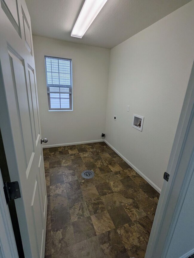 Building Photo - MASSIVE 4-BEDROOM, 3-BATHROOM HOME NEAR DI...