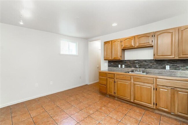 Building Photo - 427 Front St