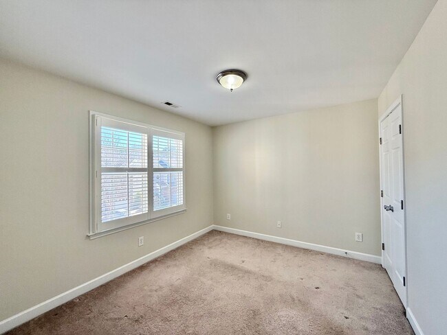 Building Photo - Gorgeous End Unit 3BD, 2.5BA Raleigh Townhome in a Prime Location Near Triangle Town Center, Poyn...