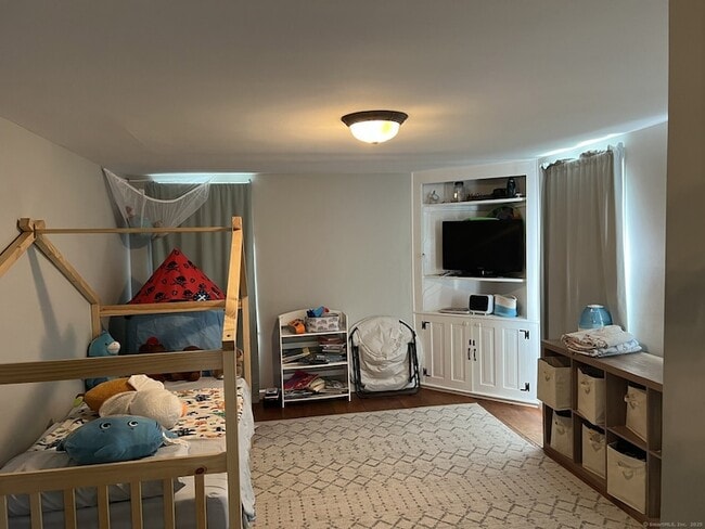 Building Photo - 566 W Main St