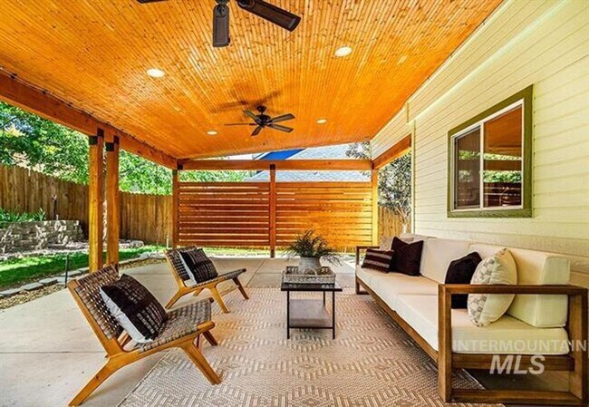 Building Photo - 3 Bedroom 2.5 Bath, 3 Car Garage w/Gorgeous Exterior