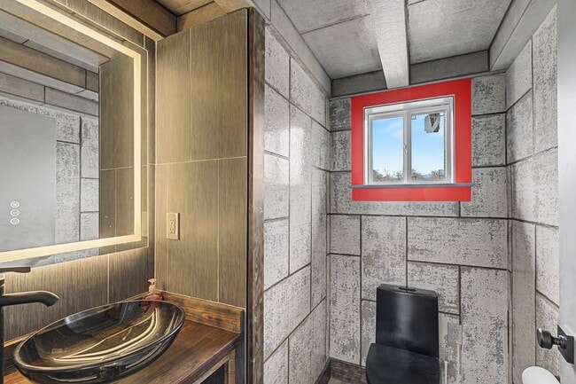 Building Photo - 2204 Austin Ave