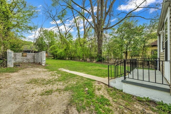 Building Photo - Adorable bungalow