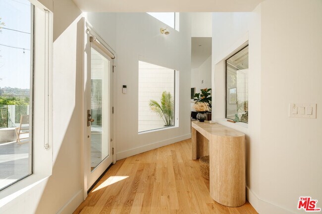 Building Photo - 2261 Vasanta Way