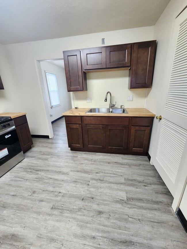 Building Photo - 4 Bedroom Clean House For Rent