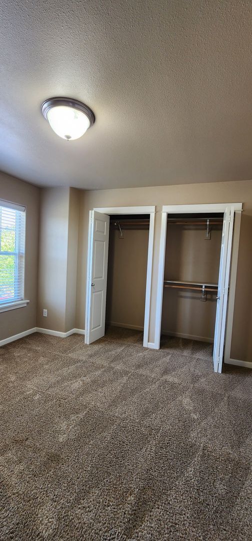 Building Photo - Luxurious Duplex in Corvallis